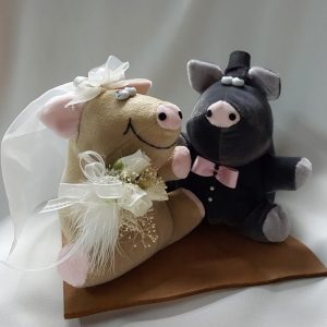 Novios cerditos base madera pastel boda personalizado