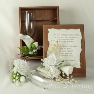 Caja madera con copas brindis y flor personalizada