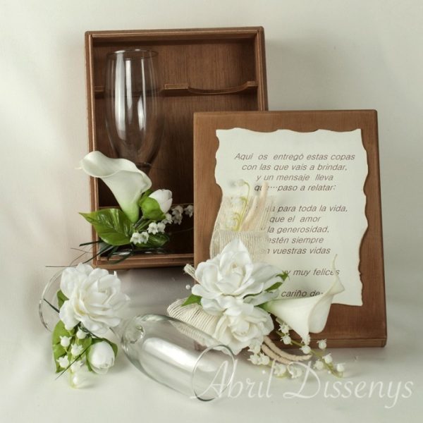 Caja madera con copas brindis y flor personalizada