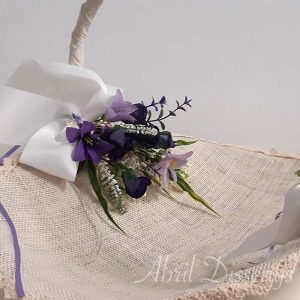 Cesta forrada con Yute para pétalos o llevar los regalos decorada con flores lilas