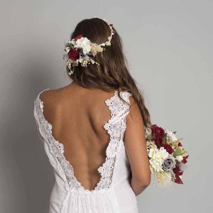 Tiara de flores para novia en colores cerezas
