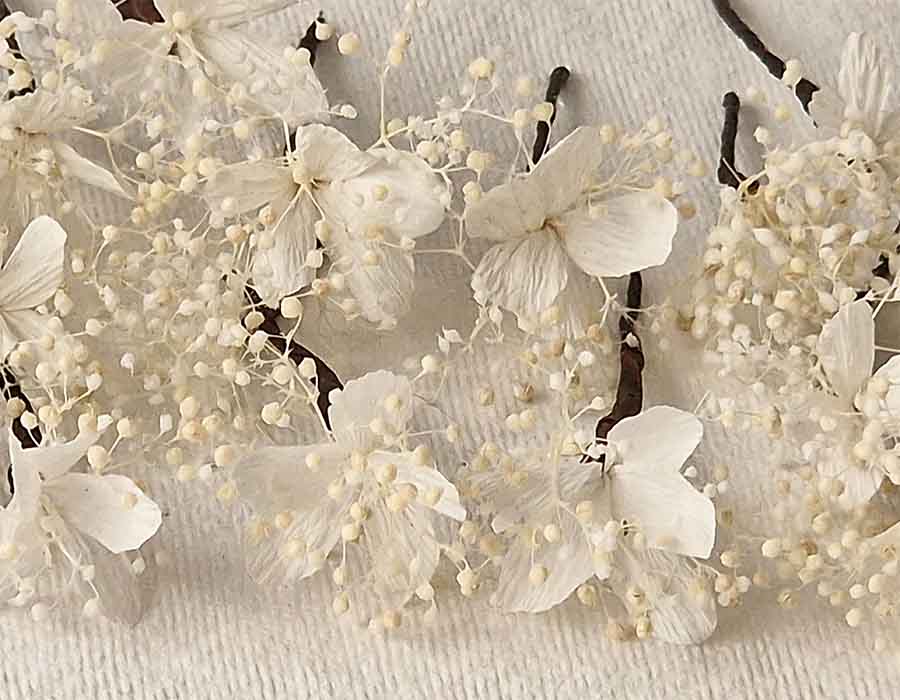 Flores sueltas por el pelo