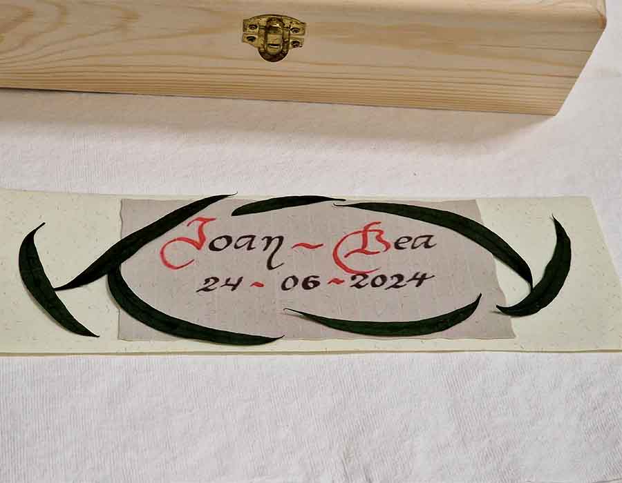 Caja de madera con portafotos