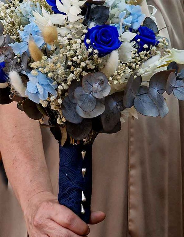 Ramo de Rosas Azules y Calas