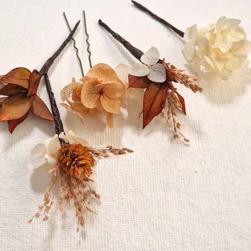 5 Pins de Flores Pelo Camel.