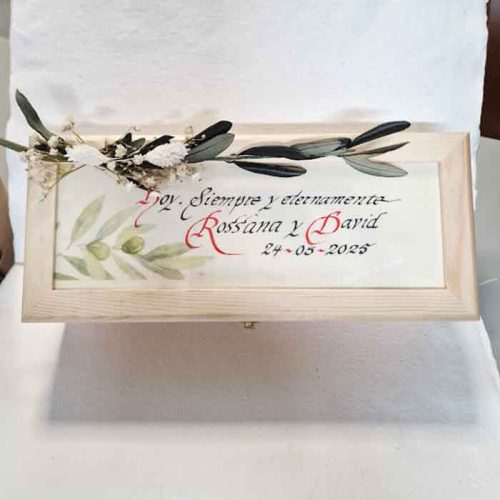 Caja con Escritos a Mano y Flores